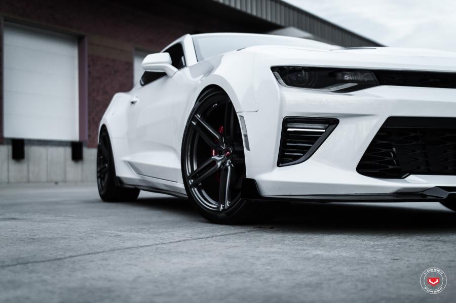 Детали экстерьера Chevrolet Camaro SS on Vossen Wheels (HC-1) 2017 года  (фото 3 из 9)